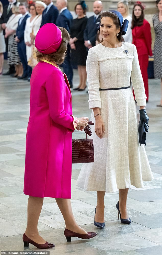Mary looked elegant in a white Mark Kenly Domino Tan dress, royal blue shawl and navy Jane Taylor London headpiece