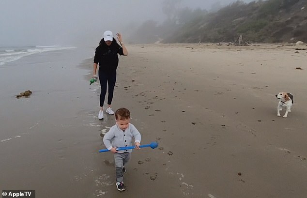 Archie geht mit seiner Mutter und ihrem Beagle Guy am Strand entlang
