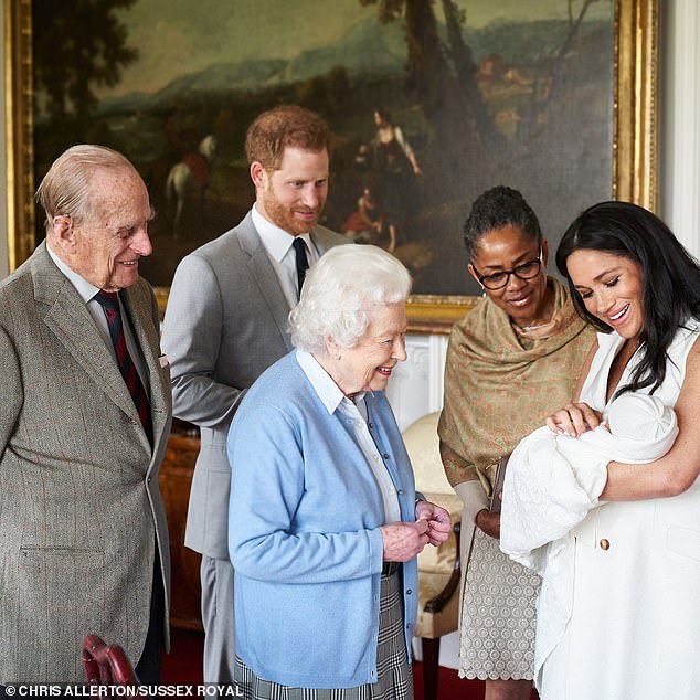 Harry und Meghan zeigen Baby Archie seinen Urgroßeltern, der verstorbenen Königin und Prinz Philip, und seiner Großmutter mütterlicherseits, Doria Ragland