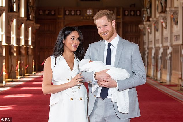 Meghan und Harry strahlen, als sie der Welt ihren neugeborenen Sohn in der St. George's Hall auf Schloss Windsor zeigen