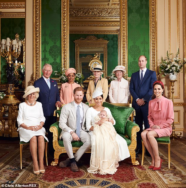 Archie am Tag seiner Taufe im Juli 2019 mit seinen Eltern und (von links nach rechts) Königin Camilla, König Charles, Doria Ragland, Lady Jane Fellowes, Lady Sarah McCorquodale, Prinz William und Catherine, Prinzessin von Wales