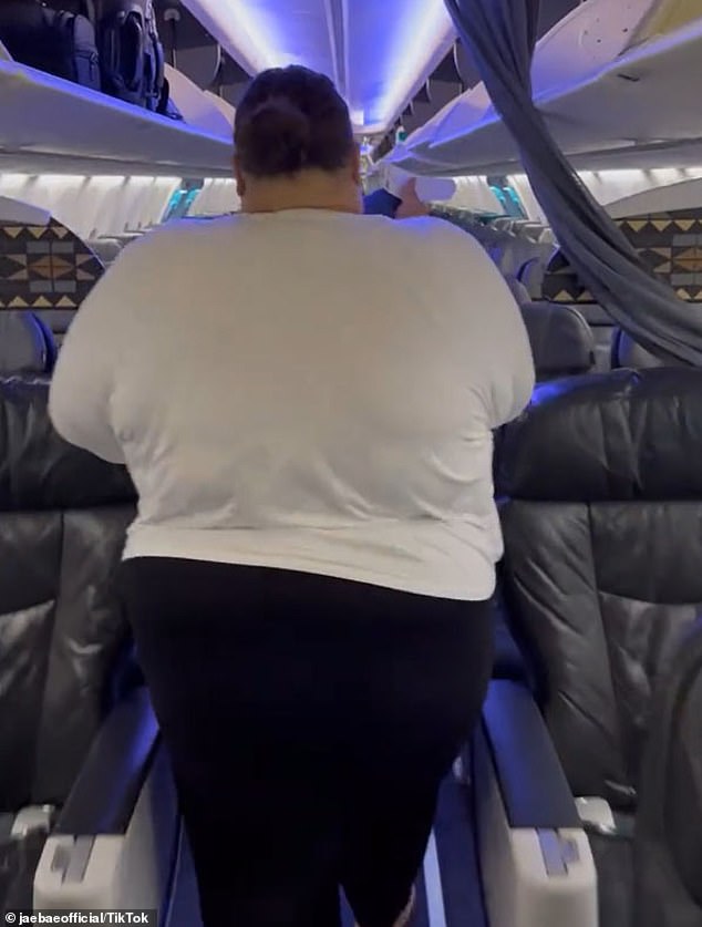 Der Plus-Size-Influencer, der über 135.000 TikTok-Follower hat, hat zuvor die FAA aufgefordert, übergewichtigen Personen beim Fliegen bis zu drei freie Sitzplätze zur Verfügung zu stellen