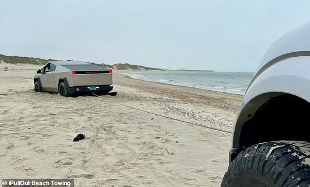 Bei Geländefahrzeugen muss der Reifendruck auf 18 bis 22 psi reduziert werden, bevor versucht wird, das Fahrzeug auf dem Sand zu navigieren.  Im Bild: Cybertruck steckt auf Nantucket Island fest