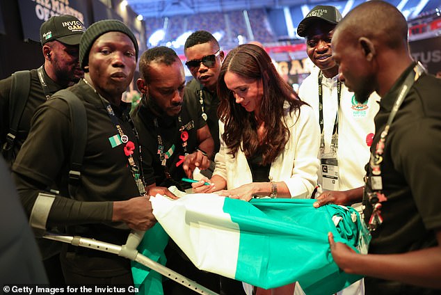 Meghan Markle signiert die Nigeria-Flagge bei den Invictus Games in Düsseldorf am 13. September letzten Jahres