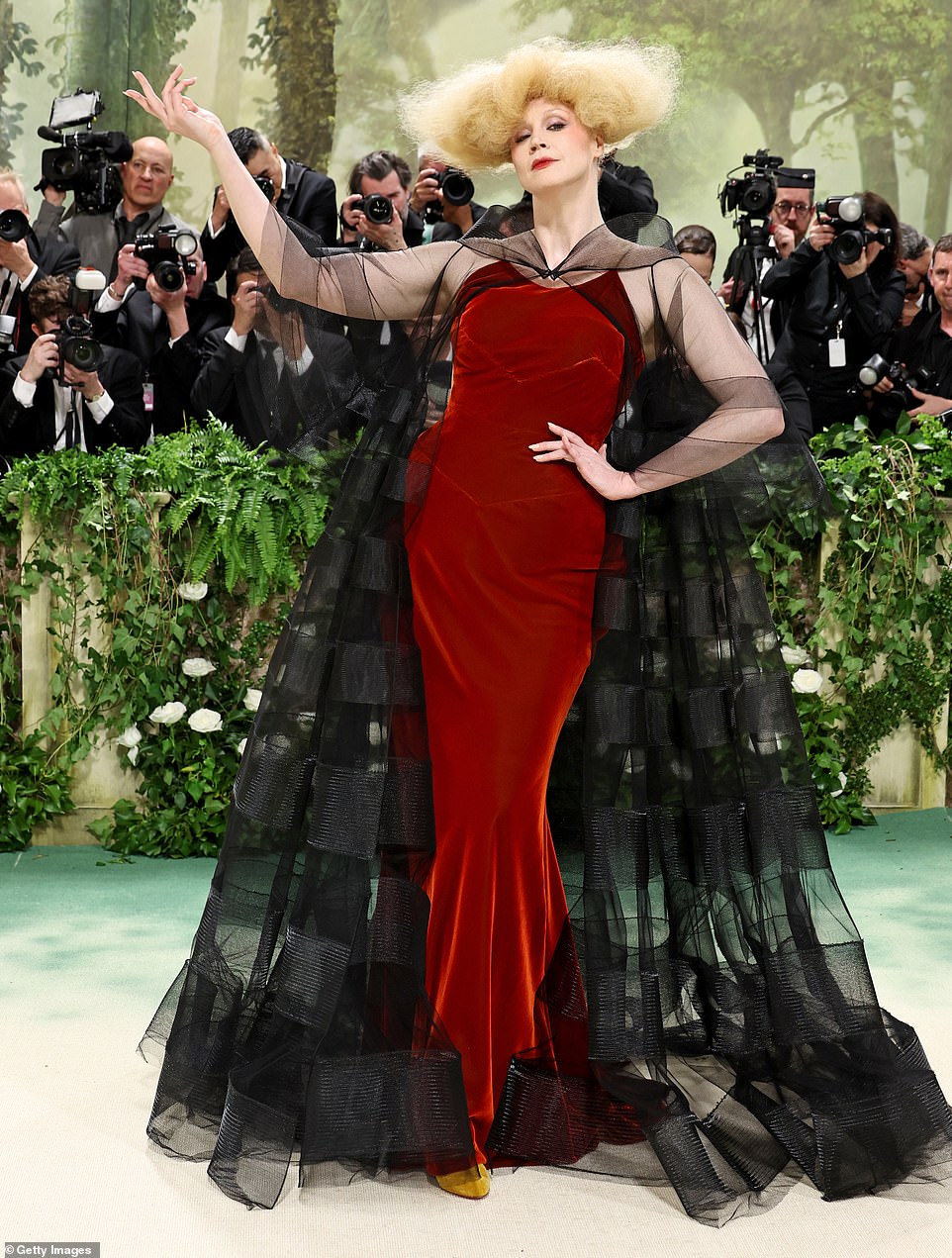 Game of Thrones-Ikone Gwendoline Christie war dank ihres bizarren Umhangs und der verblüffend voluminösen Frisur eher eine „wahnsinnige Zauberin“ als ein Haute-Couture-Star