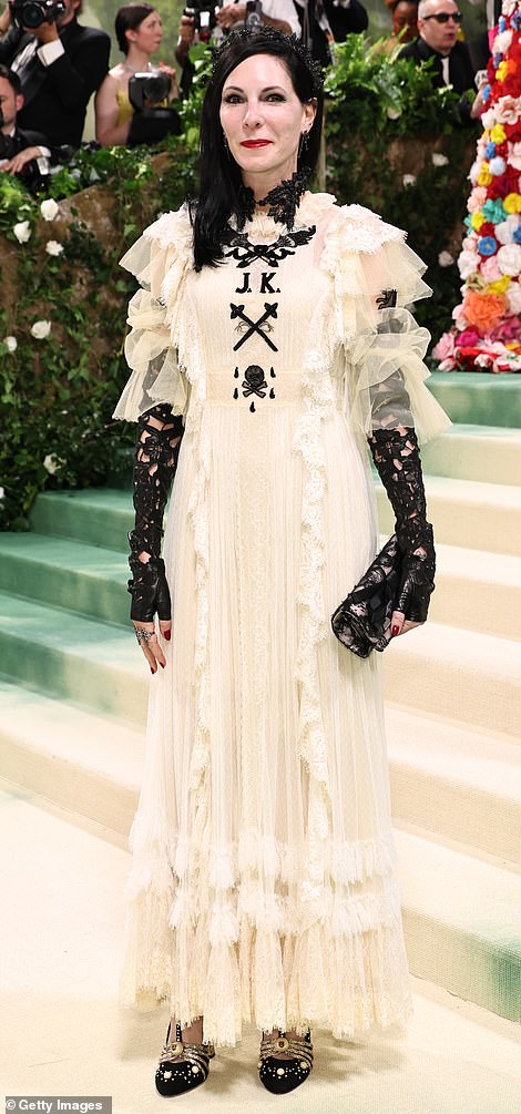 Die unverblümte Autorin Jill Kargman verriet auf Instagram, dass sie sich für ihr Outfit von einem Tim-Burton-Film inspirieren ließ, und das verblüffende Spitzenkleid ließ sie auf jeden Fall wie eine Figur aus „Corpse Bride“ aussehen