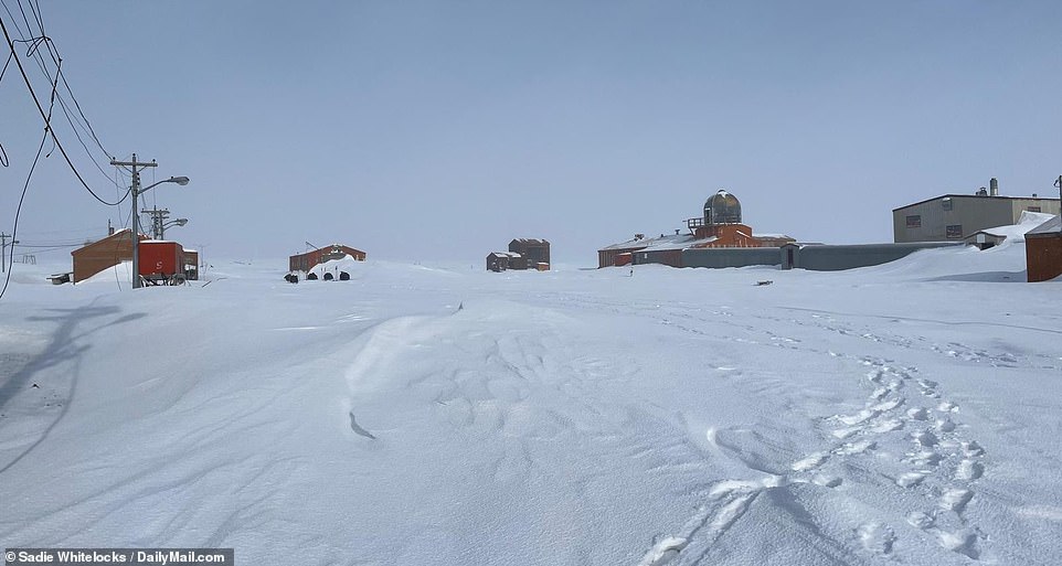 Isachsen liegt an der Westküste der Insel Ellef Ringnes im kanadischen Territorium Nunavut und wurde aufgrund seiner brutalen Wetterbedingungen ausgewählt – die als die schlimmsten im Land gelten