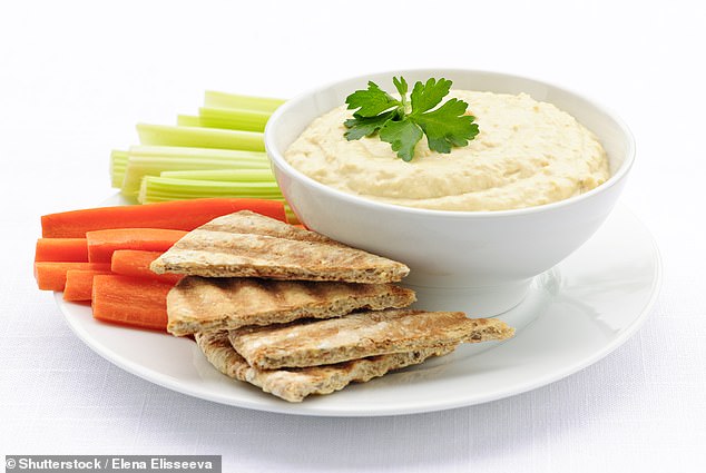 Ballaststoffreiche Kichererbsen, die zur Herstellung von Hummus verwendet werden, helfen, den Spiegel von „schlechtem“ Cholesterin und anderen ungesunden Fetten im Blut zu senken