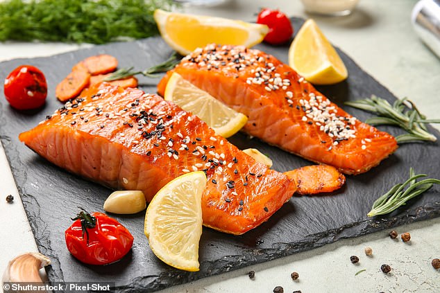 Fettiger Fisch wie Lachs ist eine ausgezeichnete Quelle für Omega-3, eine Fettart, die dabei hilft, die Blutgefäße zu entspannen und den Blutdruck zu senken