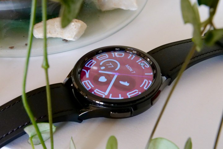 Die Samsung Galaxy Watch 6 Classic zeigt ein rotes Zifferblatt.