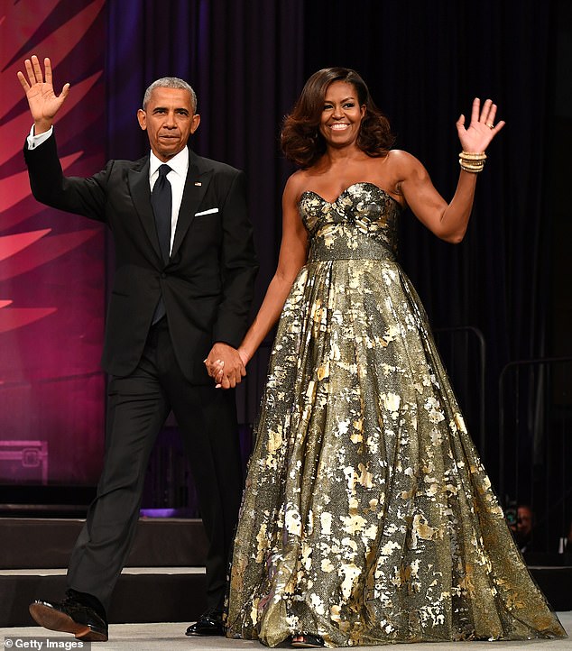 Als er im Dezember vom Guardian gefragt wurde, wer sein Traum-Podcast-Gast sein würde, antwortete er: „Michelle und Barack Obama“.  Beide im Jahr 2016 abgebildet