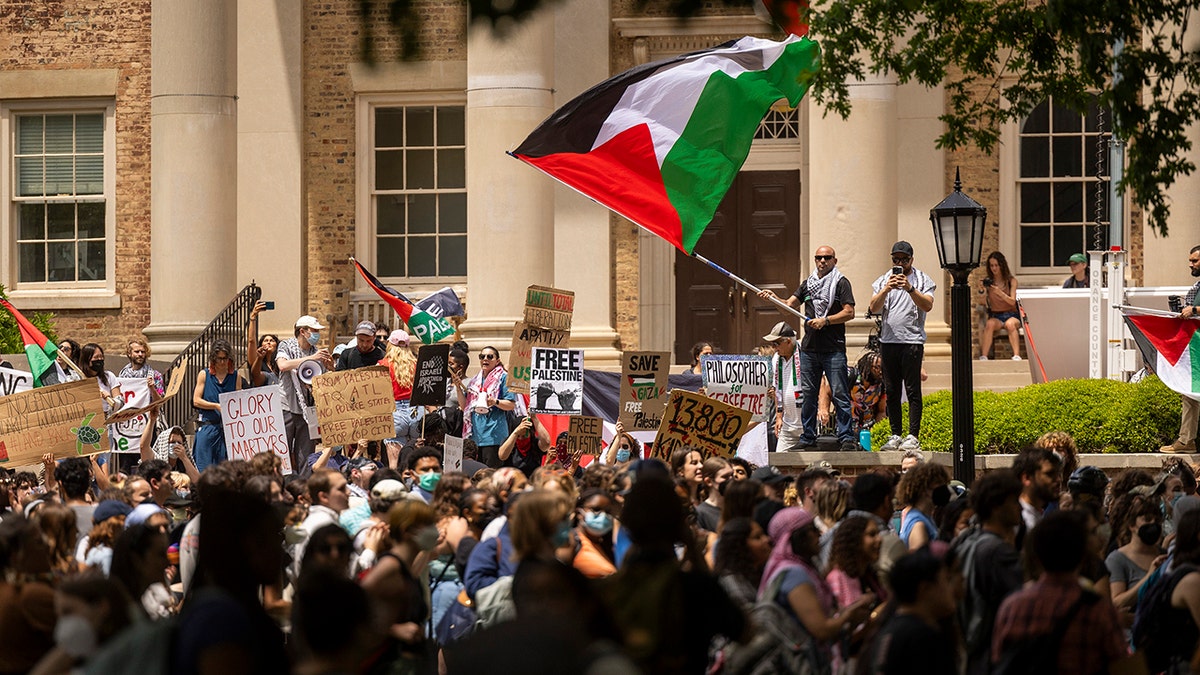 Demonstranten mit einer palästinensischen Flagge