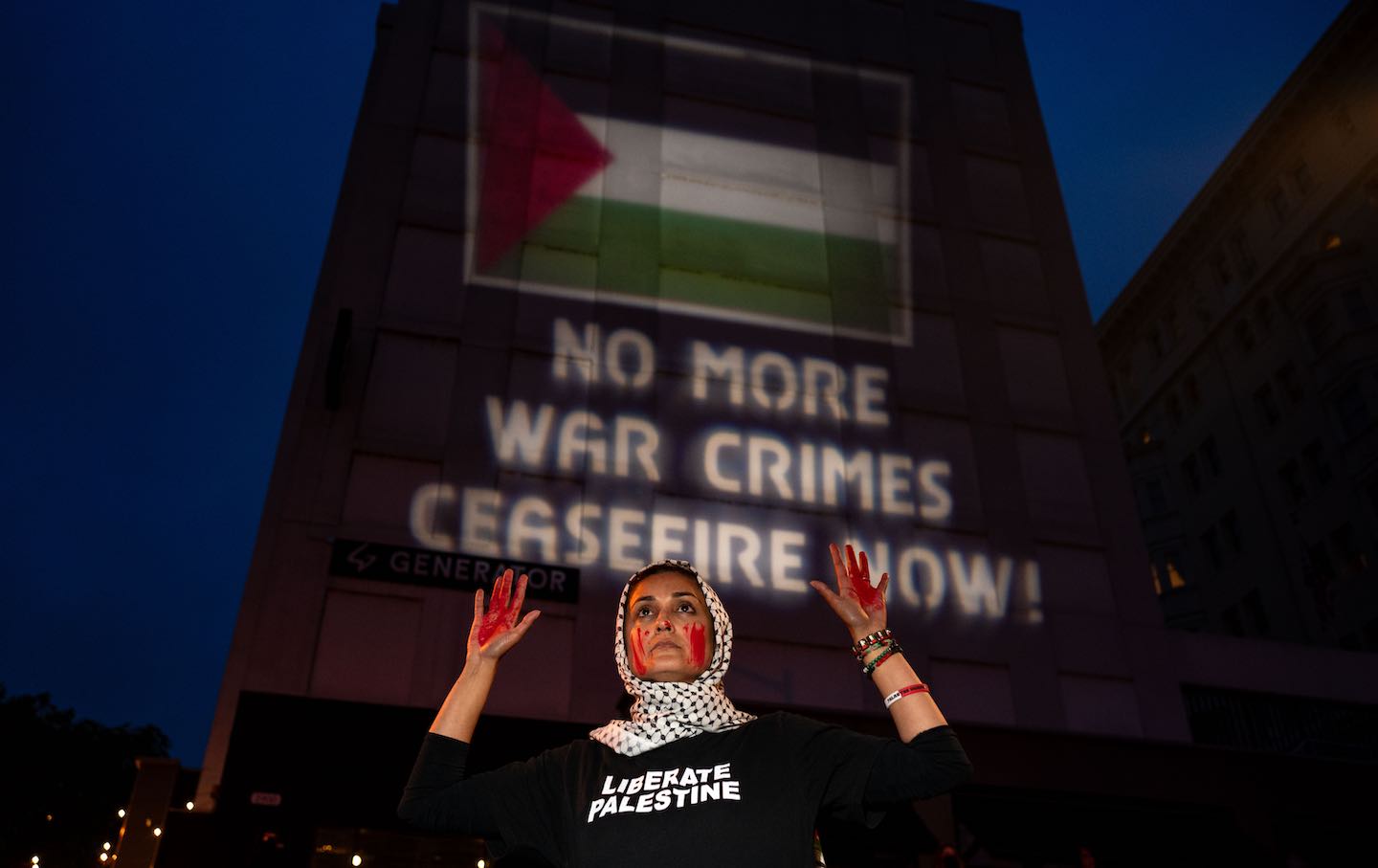 Pro-palästinensische Demonstranten protestieren am 27. April 2024 vor dem Washington Hilton, dem Ort des jährlichen Korrespondentenessens des Weißen Hauses, in Washington, DC