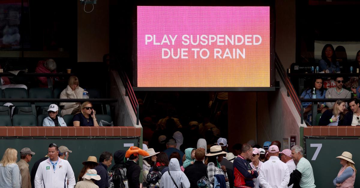 Das Tennispublikum verlässt das Stadion aufgrund einer Regensperre