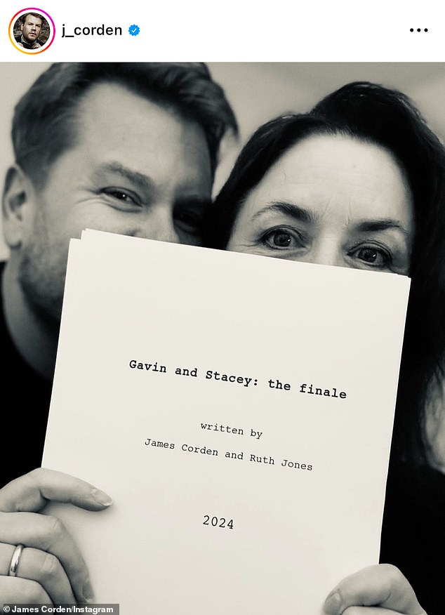 James und Ruth bestätigten die Rückkehr der Sitcom in den sozialen Medien mit einem Beitrag, in dem die Macher letzte Woche ein Drehbuch mit dem Titel „Gavin und Stacey: Das Finale“ hochhielten