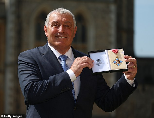 Der ehemalige Fußballspieler Peter Shilton wird im Rahmen einer Investiturzeremonie im Schloss Windsor mit einem CBE ausgezeichnet