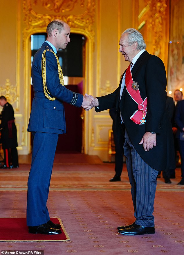 Sir Bill Beaumont aus Lytham, Vorsitzender des World Rugby, wird heute von Prinz William zum Knight Grand Cross des Order of the British Empire ernannt