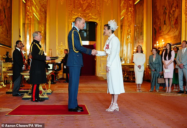 Mary Earps schüttelt Prinz William die Hand, als sie auf Schloss Windsor geehrt wird