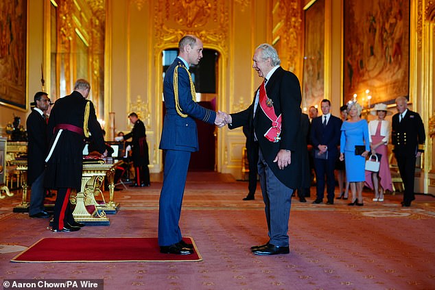 Sir Bill Beaumont schüttelt Prinz William die Hand, als er im Schloss Windsor geehrt wird