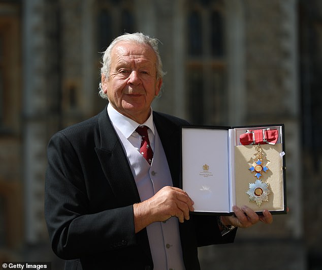 Sir William Beaumont, nachdem er während einer Investiturzeremonie im Schloss Windsor zum Ritter-Großkreuz für Verdienste um Rugby und Wohltätigkeit ernannt wurde