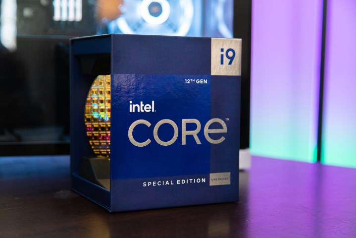 Die Intel Core i9-12900KS-Box sitzt vor einem Gaming-PC.