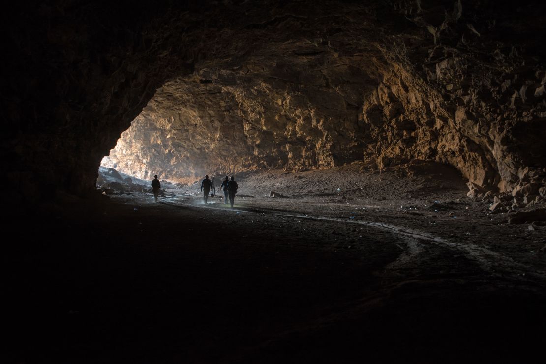 Die Forscher betreten Umm Jirsan, das längste Lavaröhrensystem der Region.