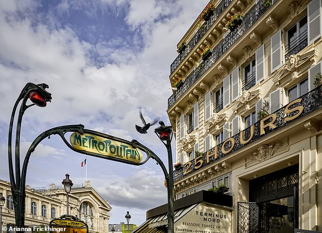 Ted beschreibt das 25hours Hotel Terminus Nord als „ein verspieltes Anwesen mit 235 Zimmern in einem stattlichen Gebäude aus dem 19. Jahrhundert im Belle-Époque-Stil, das halb Hotel, halb exotischer Basar ist.“