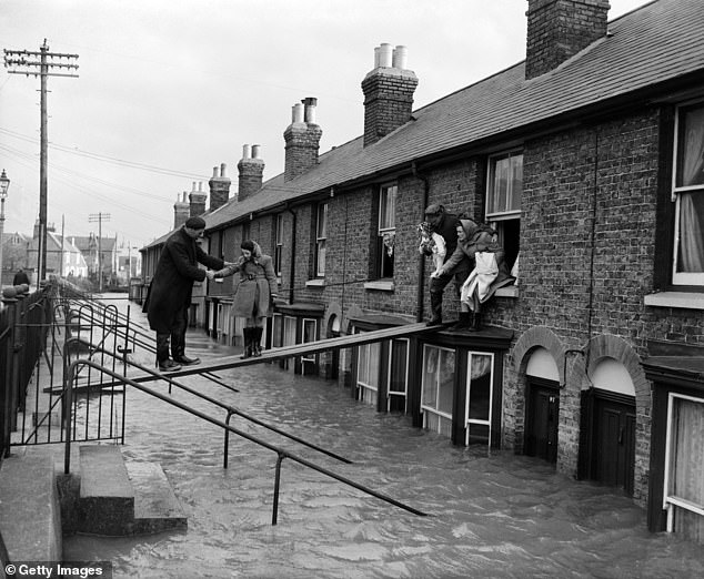 Der Grund für die Sperrung war die große Nordseeflut von 1953, die an Land 326 Todesopfer forderte, als sie die Ostküste Großbritanniens traf.  Im Bild: Bewohner von Whitstable, Kent