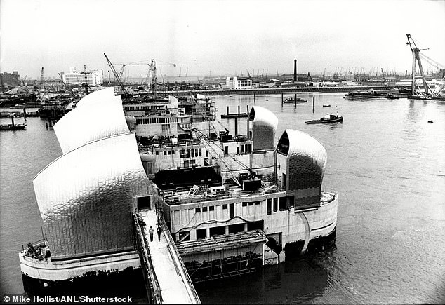 Das Thames Flood Barrier wurde 1980 gebaut, vier Jahre bevor es in Betrieb genommen wurde und mit dem Schutz Londons begann