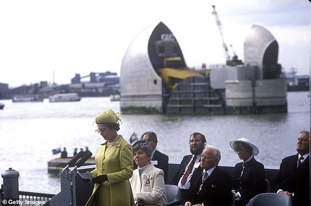 Königin Elizabeth II. ist bei der offiziellen Eröffnung des Themse-Sperrwerks am 8. Mai 1984 zu sehen – zwei Jahre nach Abschluss des Baus des Hochwasserschutzes