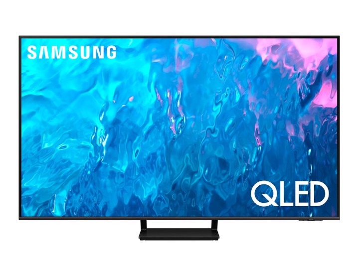 Der Samsung Q70C 55-Zoll 4K QLED Smart TV vor weißem Hintergrund.
