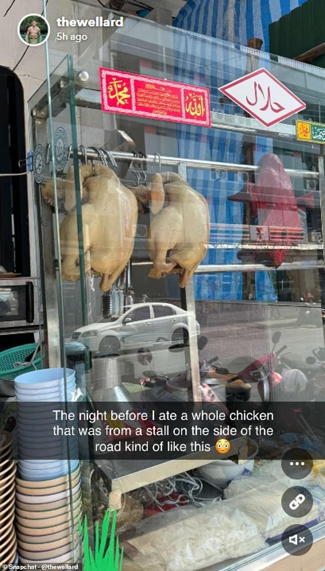 Weller zeigte ein Foto eines namenlosen Restaurants mit großen ganzen Hühnern am Spieß, das im Fenster mit einem ausgestellt war "Halal" Aufkleber angebracht