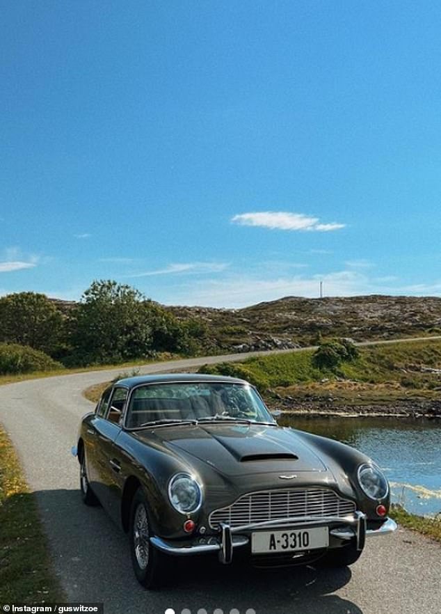 Mit einer Vorliebe für Oldtimer fährt Gustav gerne mit dem Aston Martin seines Vaters an der Küste entlang