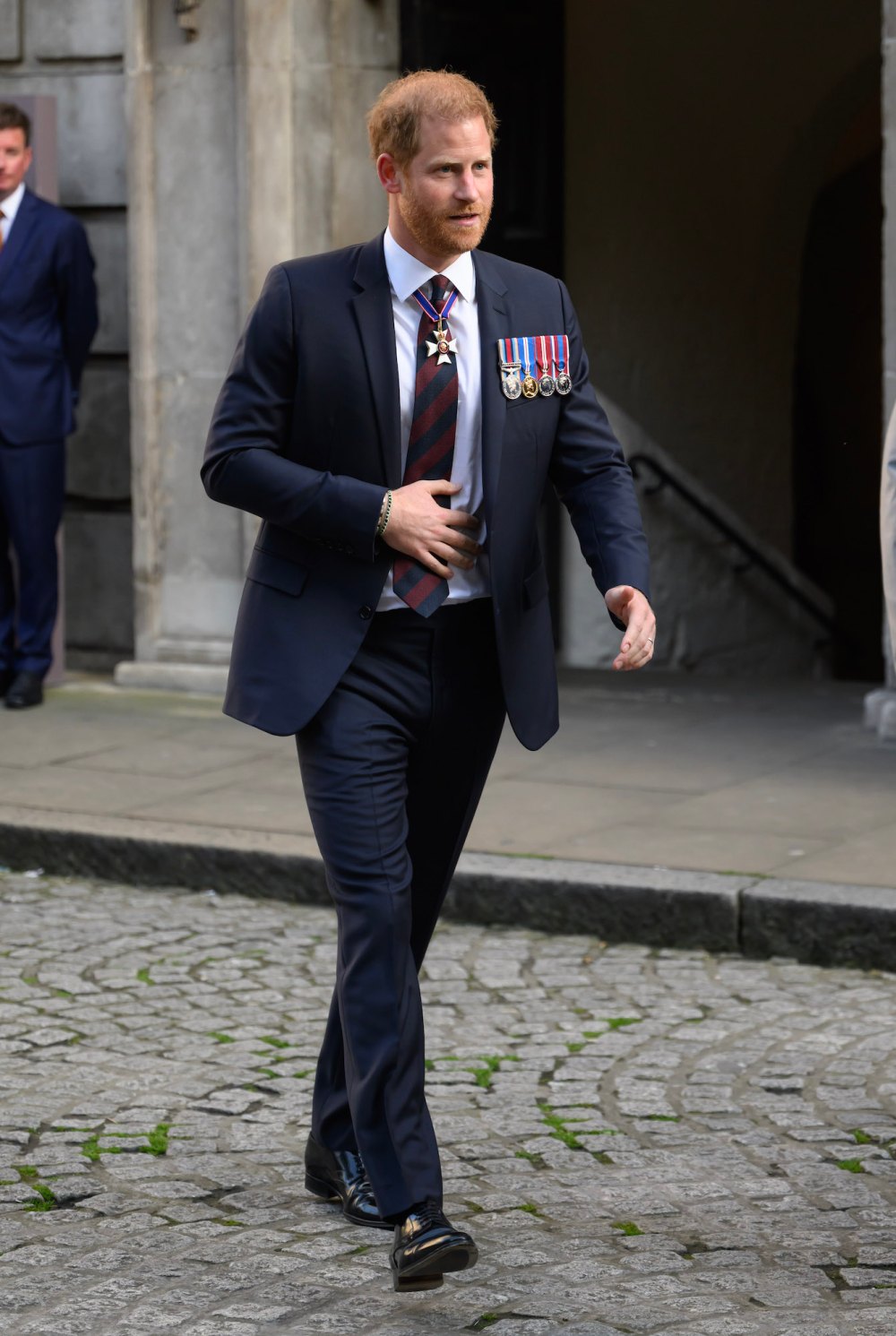 Prinz Harry sieht bei seiner Rückkehr nach London zur Feier des 10-jährigen Jubiläums der Invictus Games adrett aus
