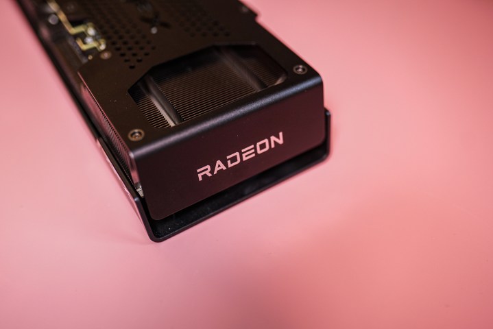 Radeon-Logo auf der RX 7600 XT-Grafikkarte.