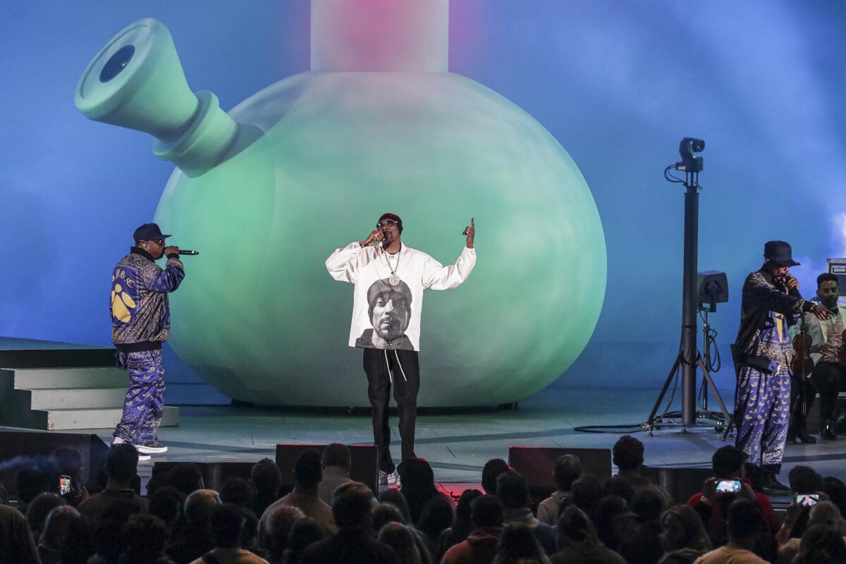 Snoop rappt auf der Bühne hinter einer riesigen Bong