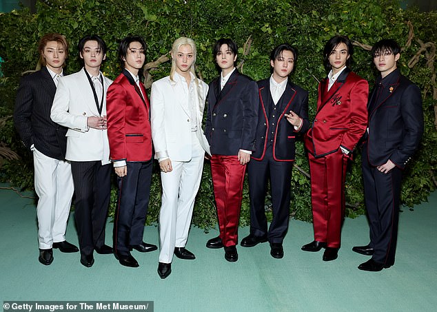 Die achtköpfige Band besteht aus Changbin, Hyunjin, Bang Chan, Lee Know, Felix, Seungmin sowie IN und Han, die gemeinsam beim Met Gala Ball am 6. Mai posieren