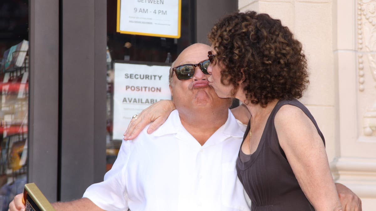 Rhea Perlman Danny DeVito küsst sich