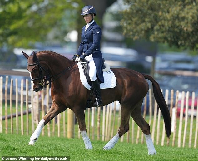 Zara nimmt auf ihrem Pferd Class Affair an der Dressur bei den Badminton Horse Trials teil