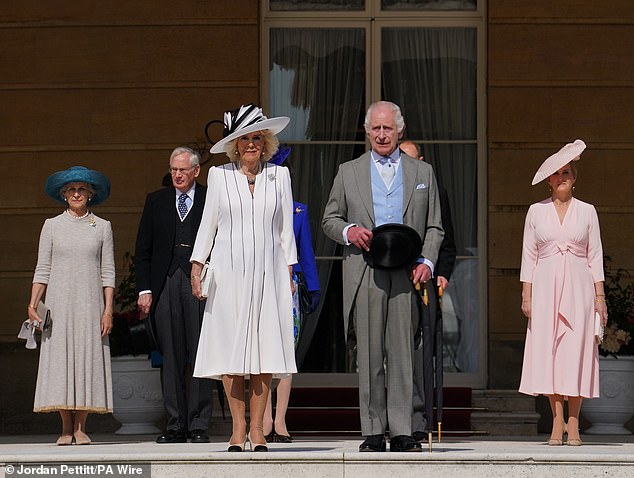 König Karl III. und Königin Camilla stehen gestern mit dem Herzog und der Herzogin von Edinburgh (rechts) und dem Herzog und der Herzogin von Gloucester (links) bei der Gartenparty im Buckingham Palace