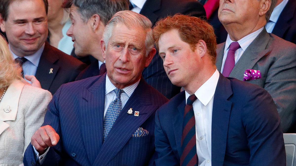 Prinz Harry hört die Rede seines Vaters König Charles