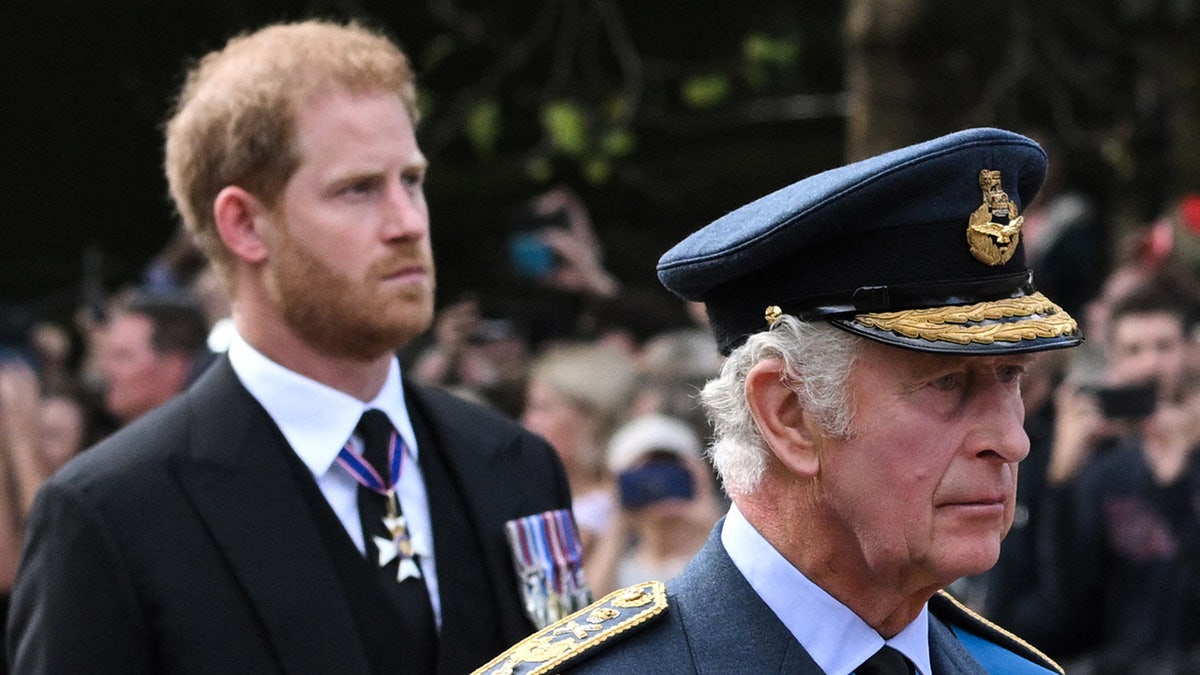 Prinz Harry läuft hinter seinem Vater, König Charles