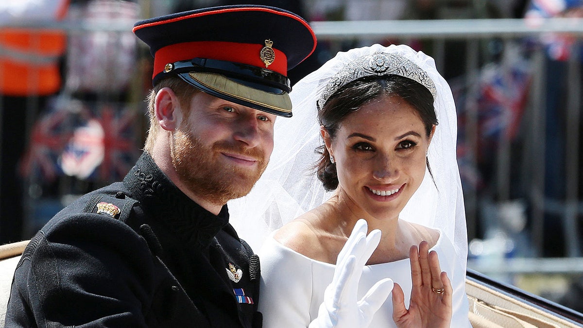 Prinz Harry und Meghan Markle winken an ihrem Hochzeitstag