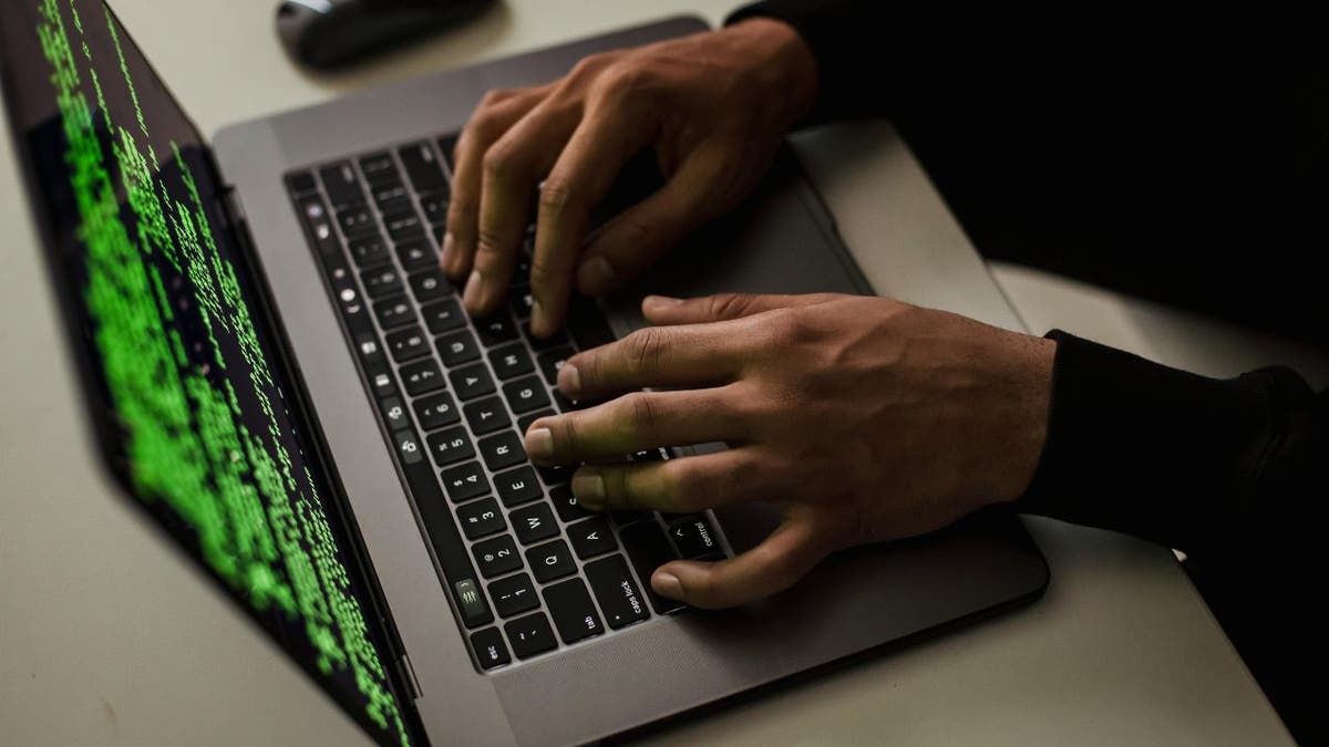 Hacker auf einem Laptop
