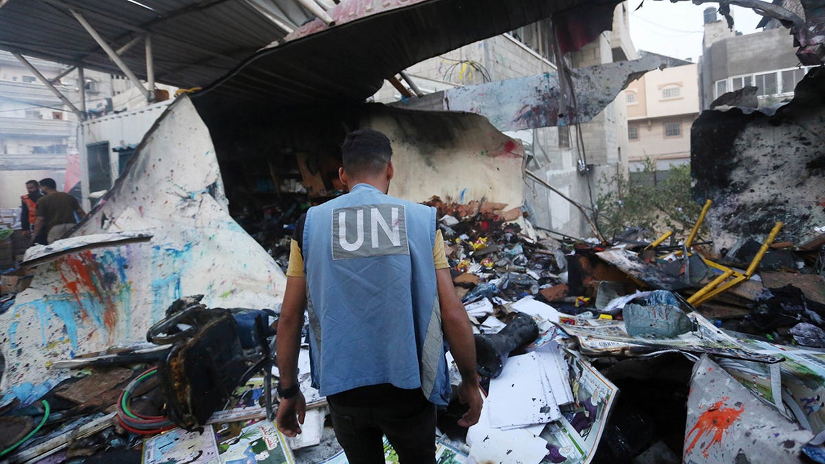 UN-Hilfsarbeiter vor Ort einer zerstörten Schule in Gaza
