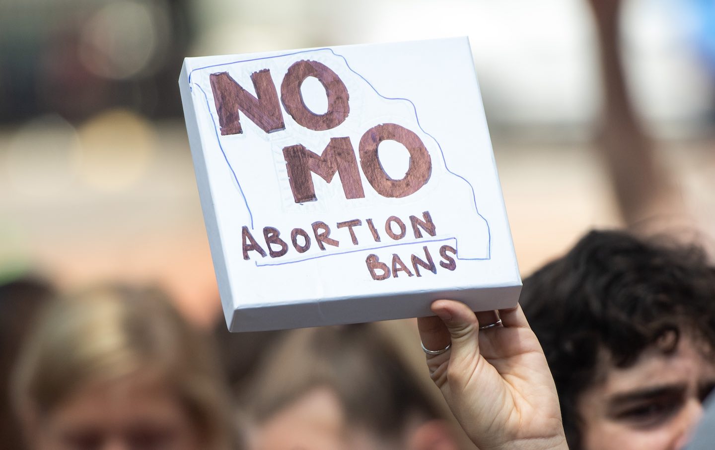 Ein Demonstrant für Abtreibungsrechte hält am 30. Mai 2019 bei einer Pro-Choice-Kundgebung in St. Louis, Missouri, ein Schild mit der Aufschrift „No MO Abortion Bans“ hoch.