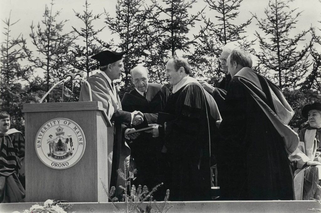 Ein Foto von Bernard Lown, der die Ehrendoktorwürde der University of Maine erhält
