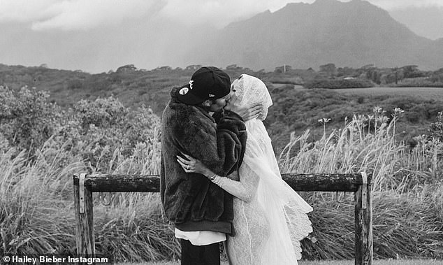 Das Paar wurde gesehen, wie es sich auf einem Feld küsste, während es die Nachricht feierte