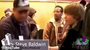 Zukünftiger Mr. und Mrs. Bieber: Die junge Hailey Baldwin wird 2009 von ihrem Vater Stephen Baldwin Justin Bieber vorgestellt