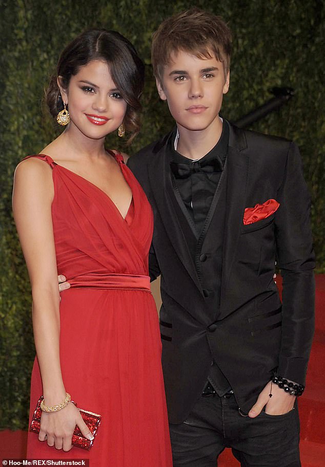 Justin führte von 2011 bis 2014 eine ununterbrochene und vielbeachtete Romanze mit Selena Gomez, bevor er sich 2017 für kurze Zeit wieder traf. 2018 trennten sie sich endgültig (Bild 2011).